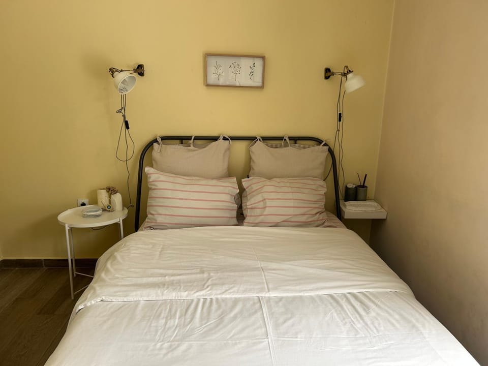 A cozy, 46 sqm flat three minutes from the sea Apartment in South Athens