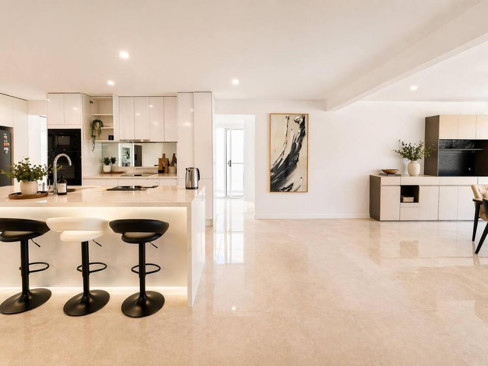 Azure Waters - 4BR Stylish Waterfront Stay in GC with pool House in Gold Coast