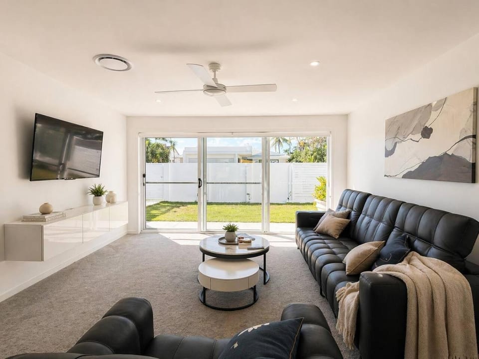 Azure Waters - 4BR Stylish Waterfront Stay in GC with pool House in Gold Coast