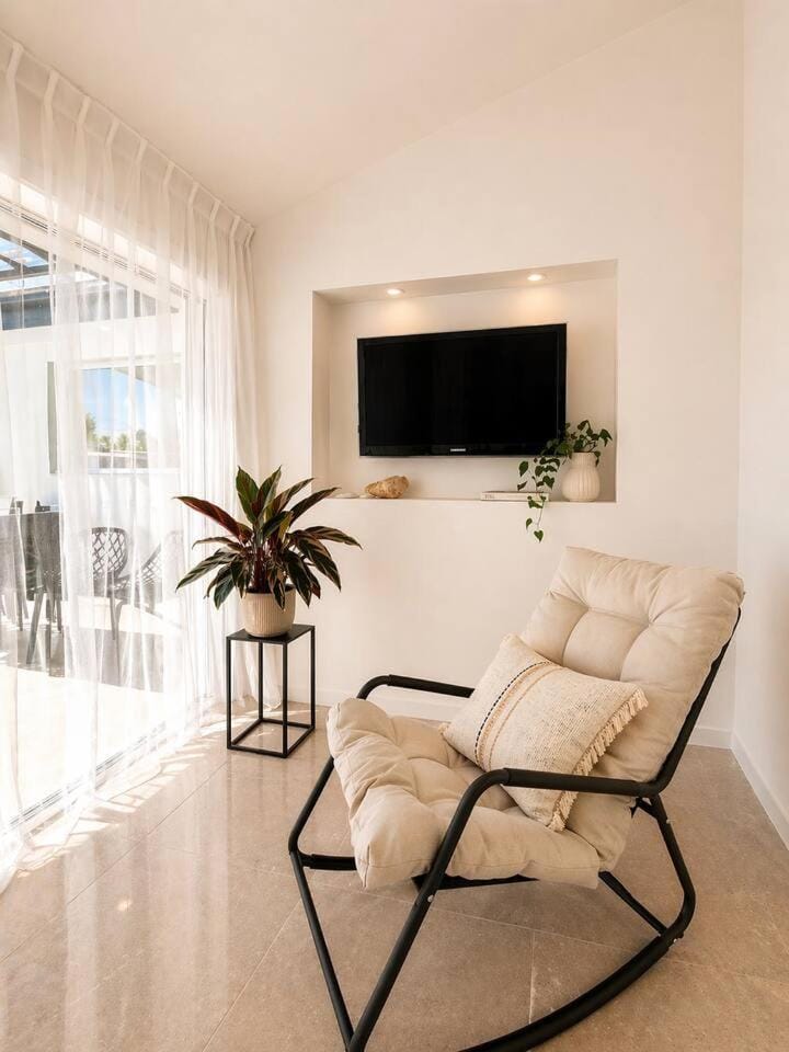 Azure Waters - 4BR Stylish Waterfront Stay in GC with pool House in Gold Coast