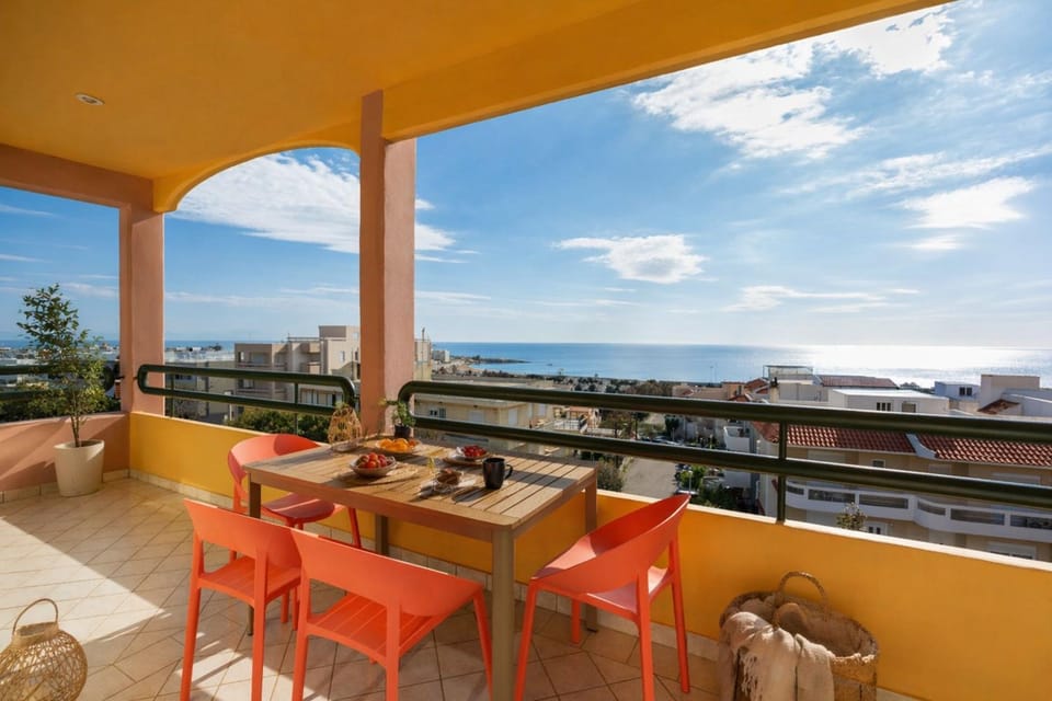 View (from property/room), Dining area, City view, Sea view