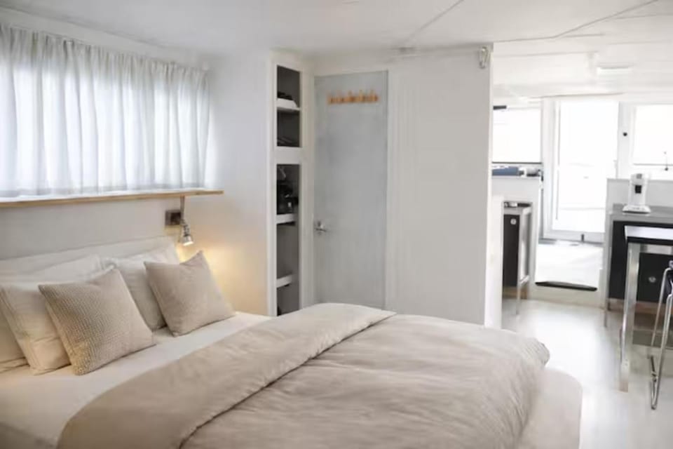 Bed, Night, Photo of the whole room, Bedroom, bunk bed