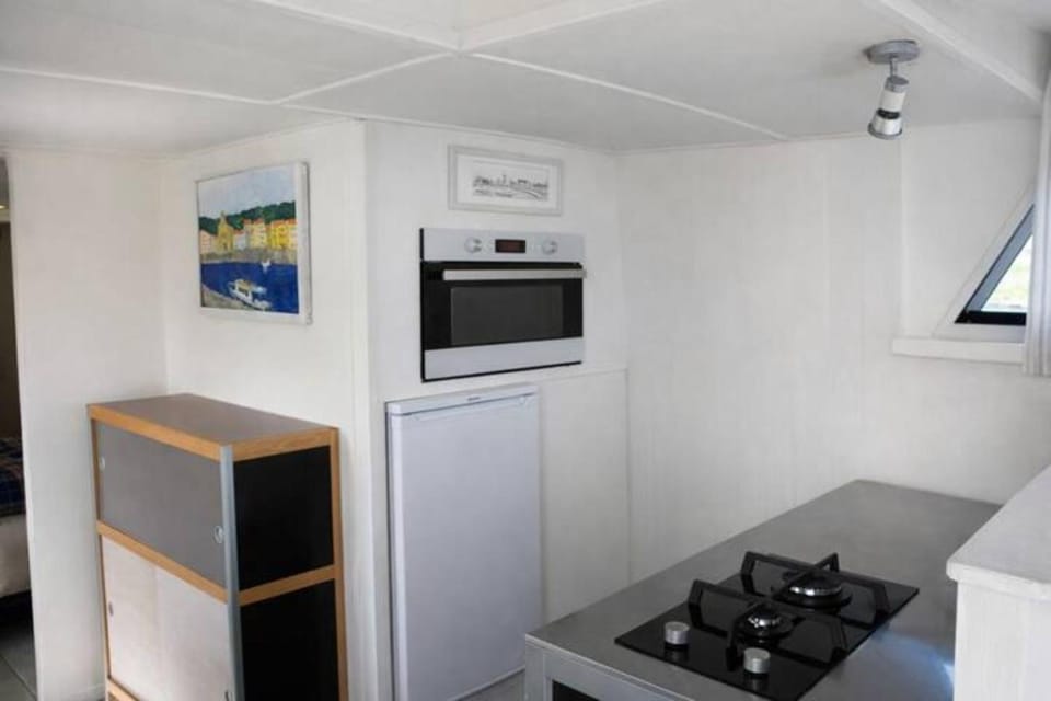 Kitchen or kitchenette, stove, kitchen