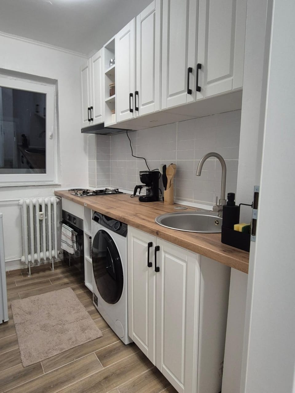 Coffee/tea facilities, Kitchen or kitchenette, stove, toaster, washing machine, dryer
