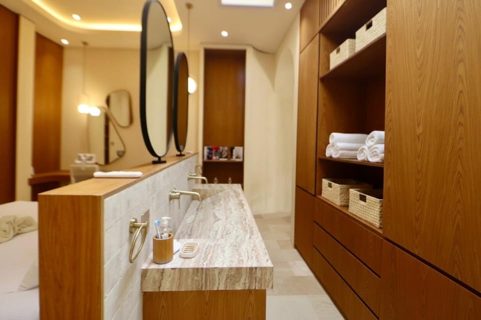 Bathroom, towels
