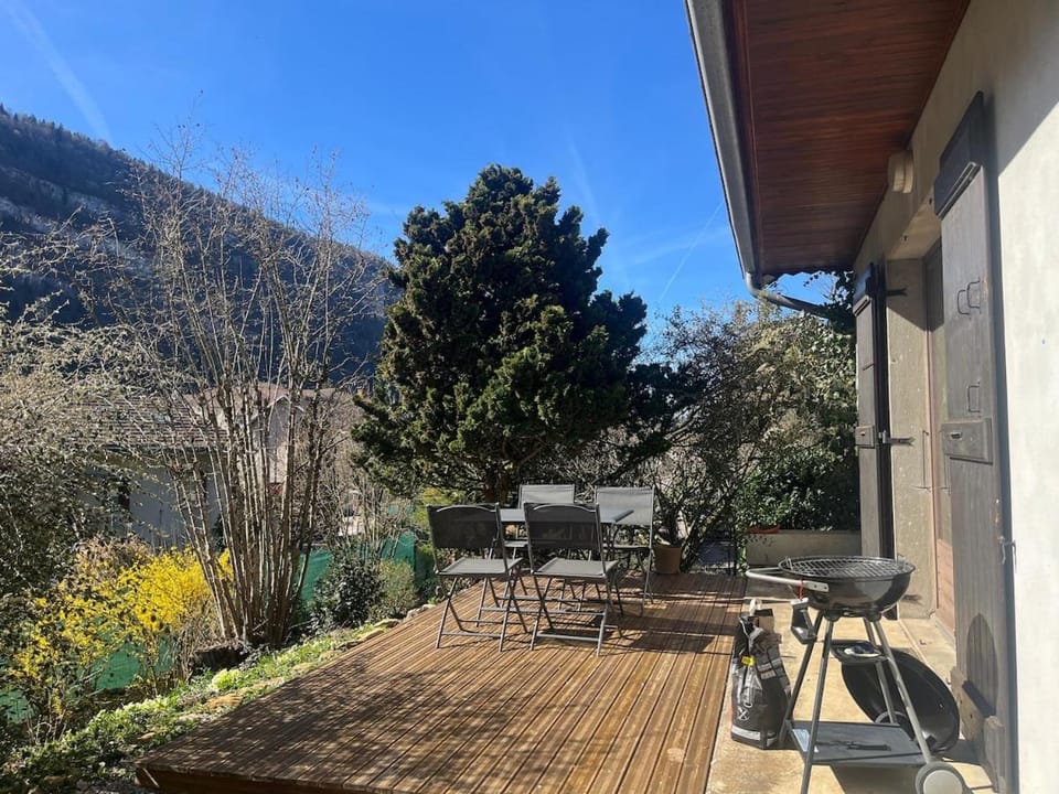 Maison cosy avec extérieur et parking Apartment in Auvergne-Rhône-Alpes
