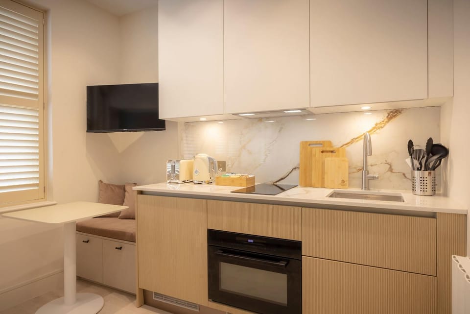 Deluxe Studio 13 at The Orange Door Apartment in City of Westminster