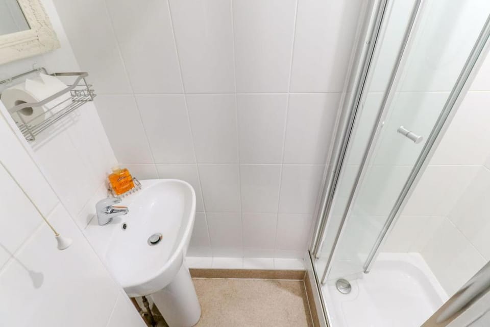 5 BR, 4 Bathroom House, Private Parking Apartment in Stevenage