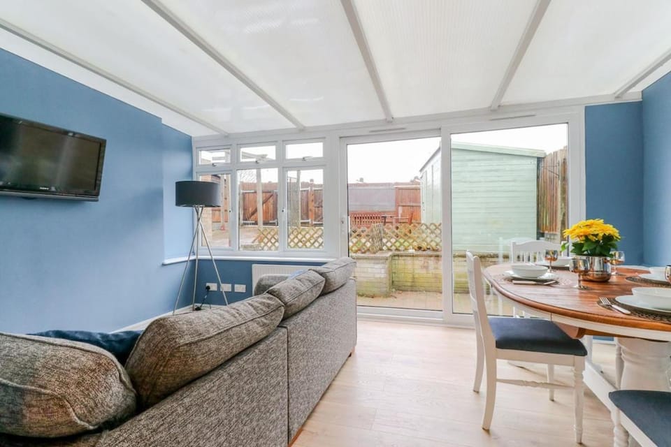 5 BR, 4 Bathroom House, Private Parking Apartment in Stevenage