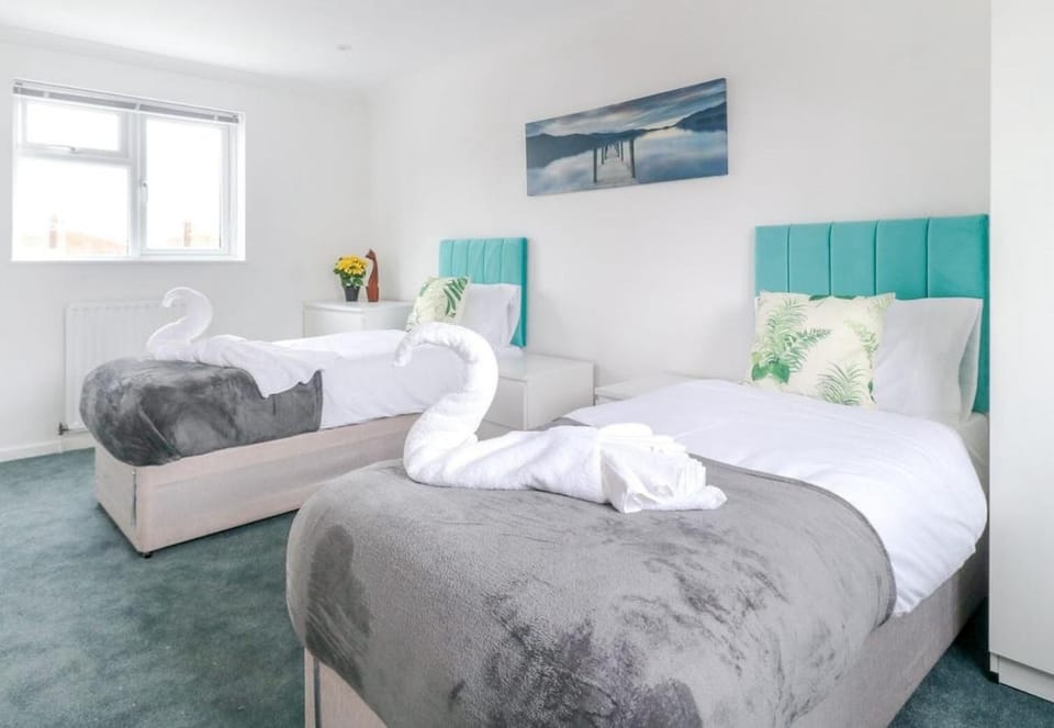5 BR, 4 Bathroom House, Private Parking Apartment in Stevenage