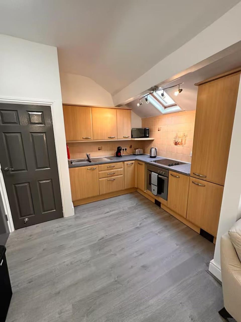 Kitchen or kitchenette, microwave, stove