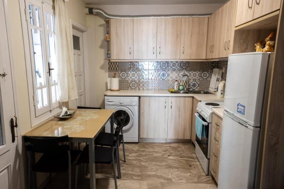 Kitchen or kitchenette, Dining area, oven, stove