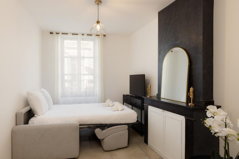 Bed, Living room, Photo of the whole room, Seating area