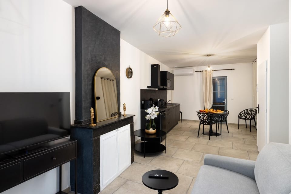 TV and multimedia, Kitchen or kitchenette, Living room, Seating area, Dining area