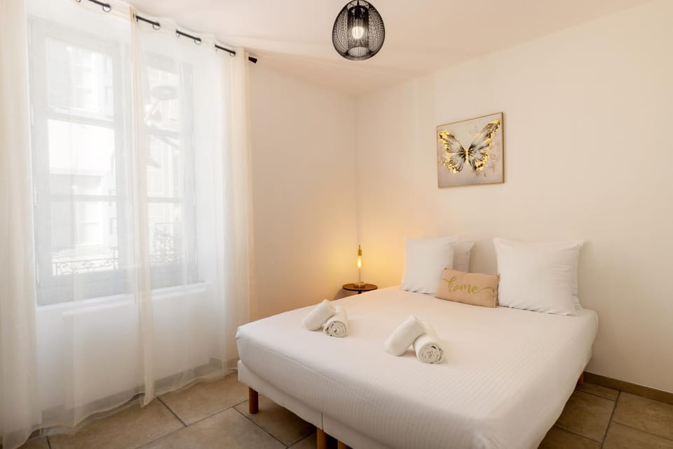 Bed, Photo of the whole room, Bedroom, towels