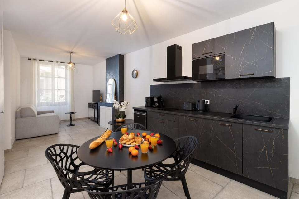 Coffee/tea facilities, Kitchen or kitchenette, Living room, Seating area, Dining area, Food, stove, toaster