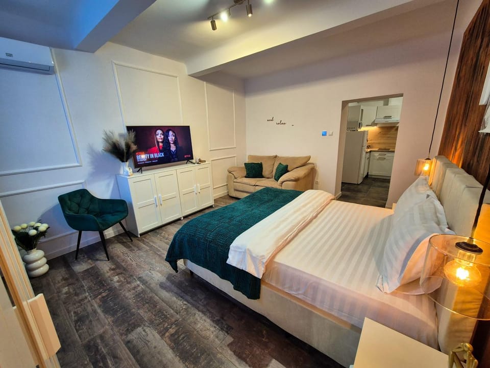 Bed, TV and multimedia, Bedroom, air conditioner