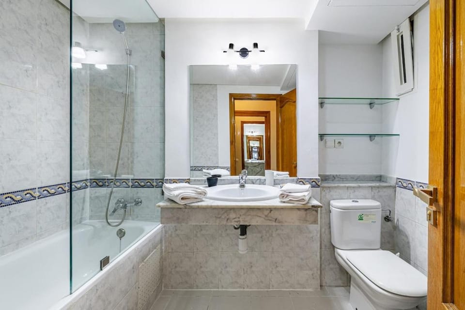 Shower, Toilet, Hot Tub, Bathroom, Bath, towels