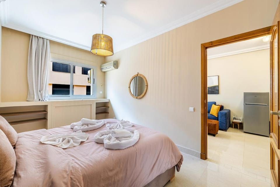 Bed, TV and multimedia, Living room, Photo of the whole room, Seating area, Bedroom, towels