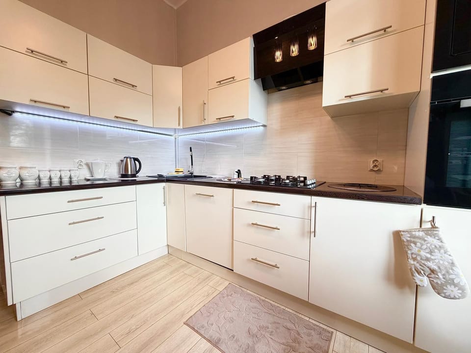 Kitchen or kitchenette, dishwasher, stove