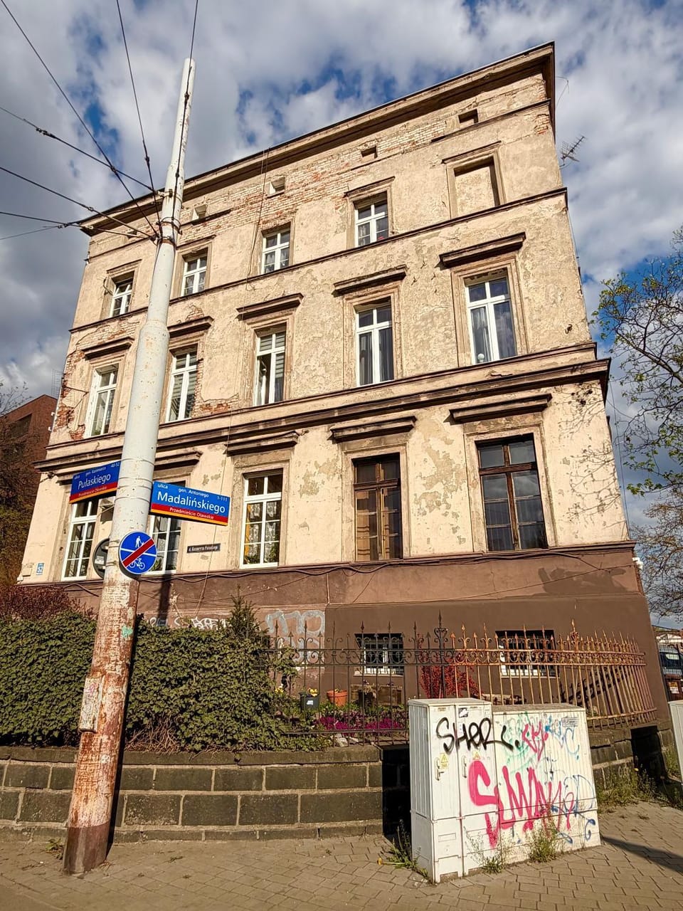 Property building, Location