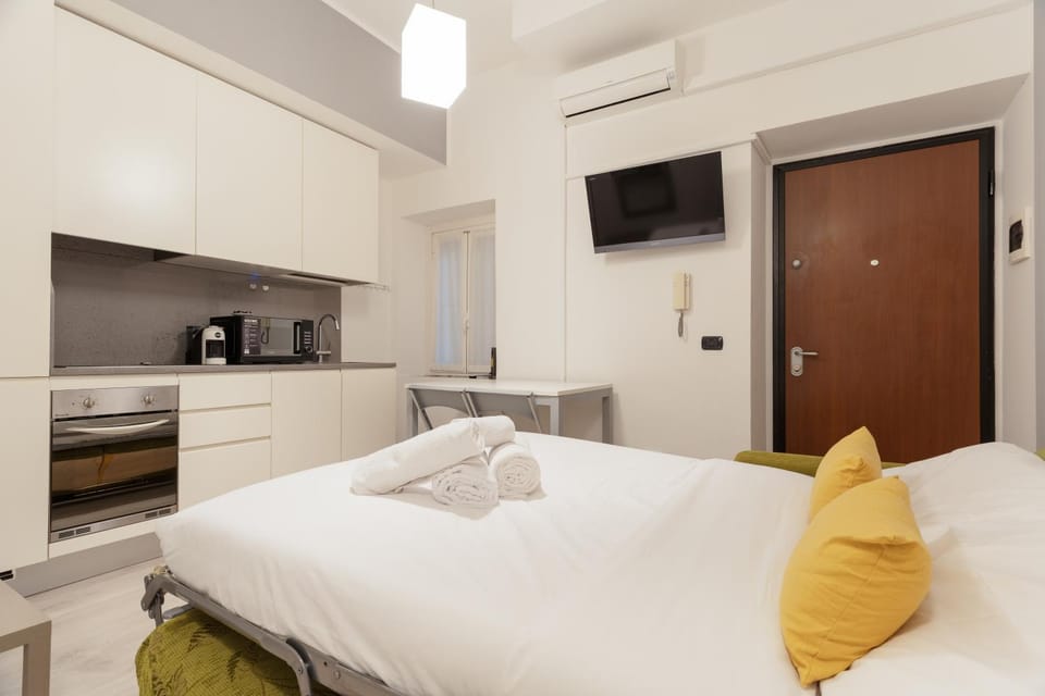 Bed, TV and multimedia, Kitchen or kitchenette, Photo of the whole room, oven, towels, air conditioner