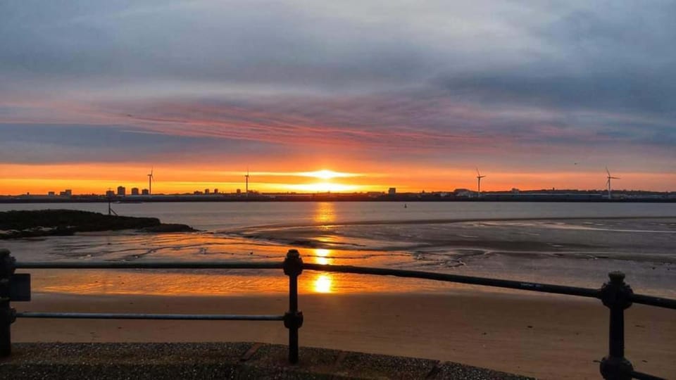 House Sleeps 10 with Garden and Pets Welcome House in Wallasey