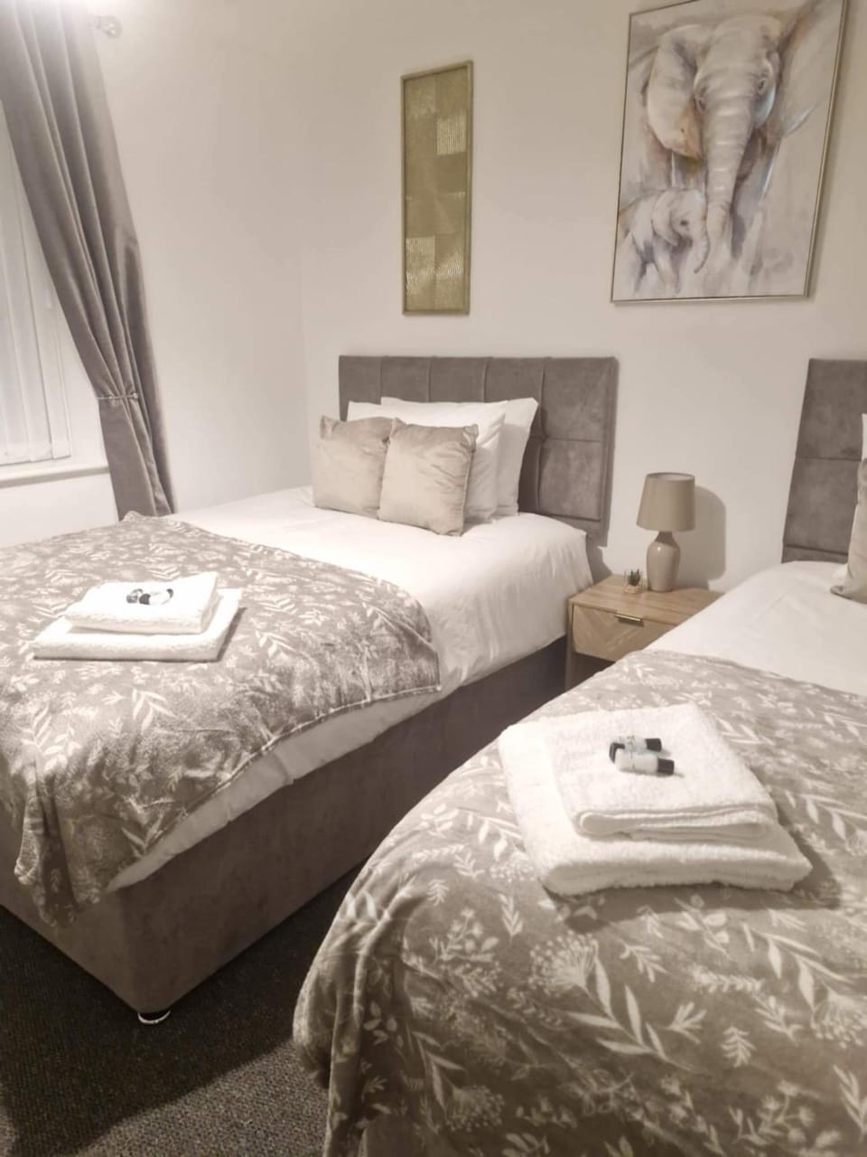 House Sleeps 10 with Garden and Pets Welcome House in Wallasey