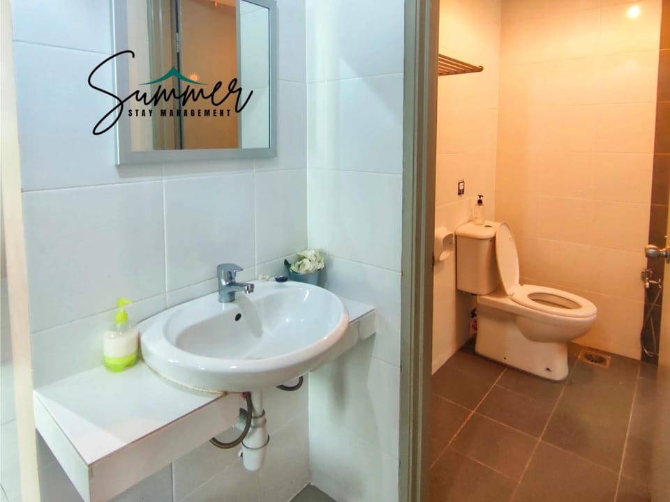 Shower, Toilet, Bathroom, bidet, towels