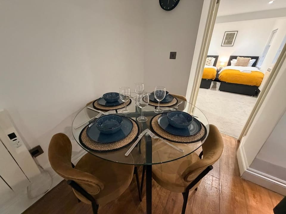 Cosy Hove Hideaway & Courtyard Moments to Beach Apartment in Hove