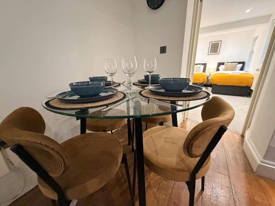 Cosy Hove Hideaway & Courtyard Moments to Beach Apartment in Hove