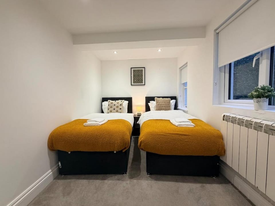 Cosy Hove Hideaway & Courtyard Moments to Beach Apartment in Hove