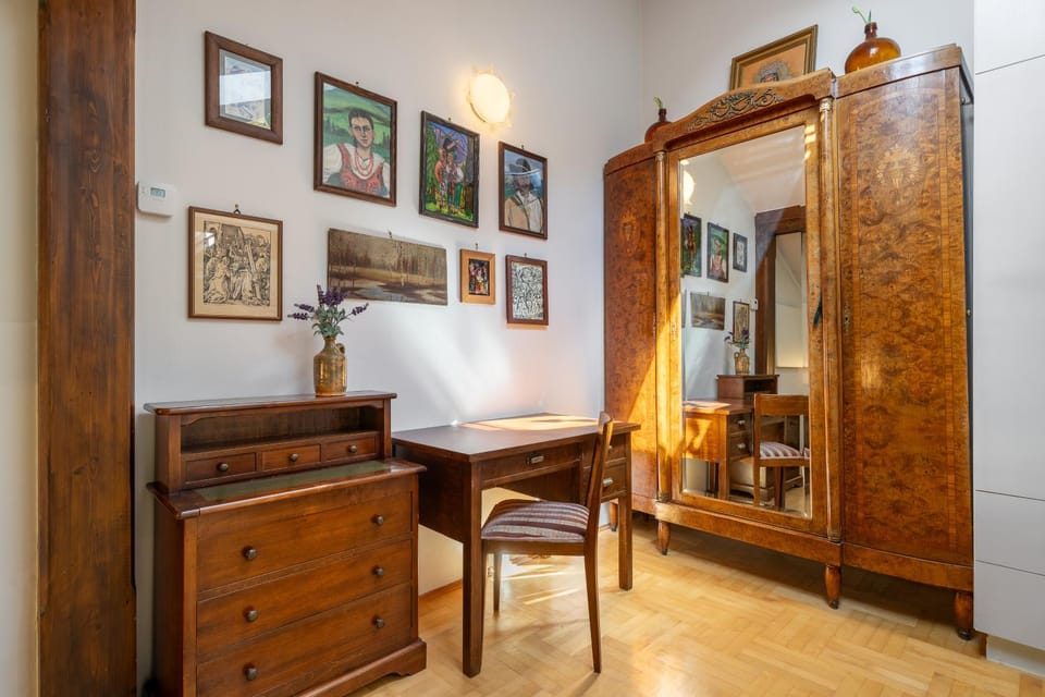 Photo of the whole room, Bedroom