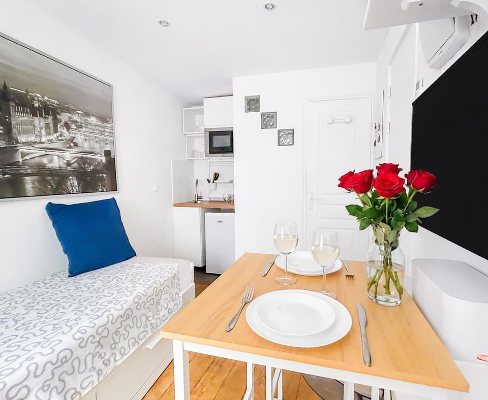 Studio cosy et lumineux, quartier canal St Martin Apartment in Paris