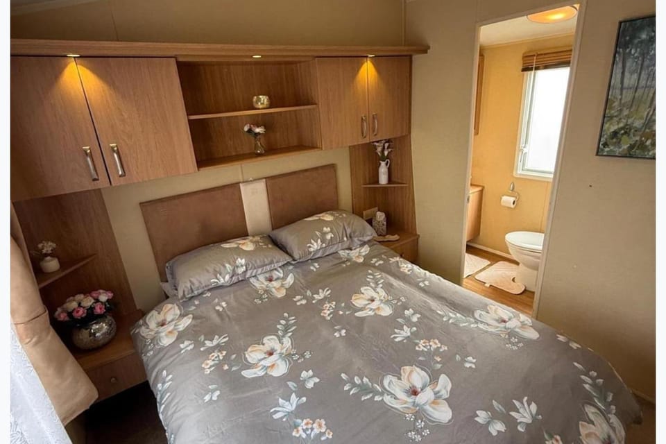 Toilet, Bed, Bedroom, wardrobe