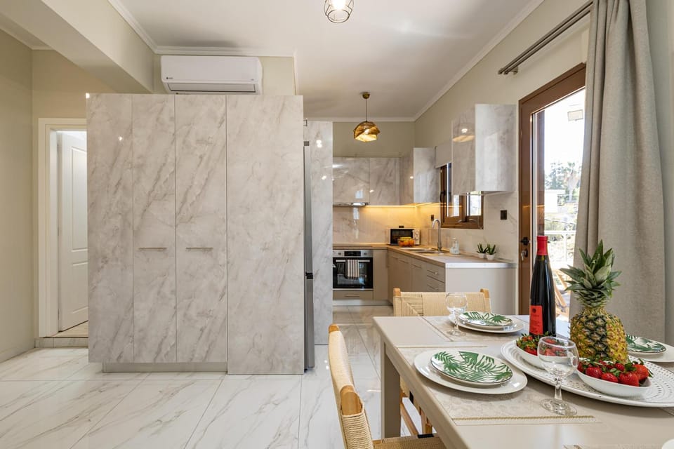 Kitchen or kitchenette, Food and drinks, Dining area, Food, oven, stove