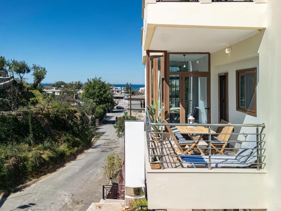 Property building, Day, Natural landscape, View (from property/room), Balcony/Terrace, Balcony/Terrace, Dining area, Sea view