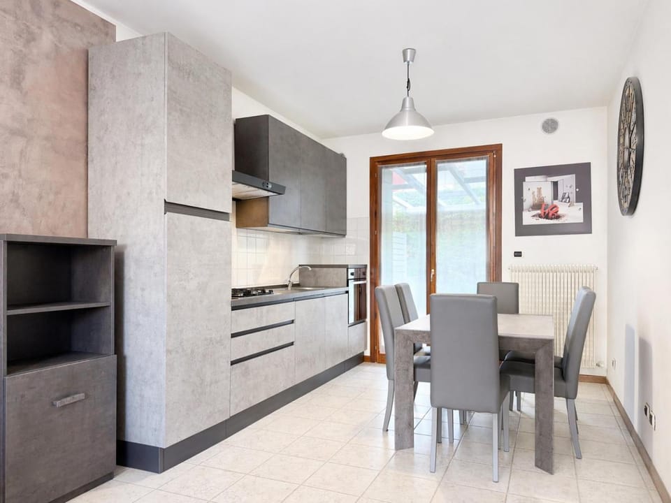 Dining area, kitchen