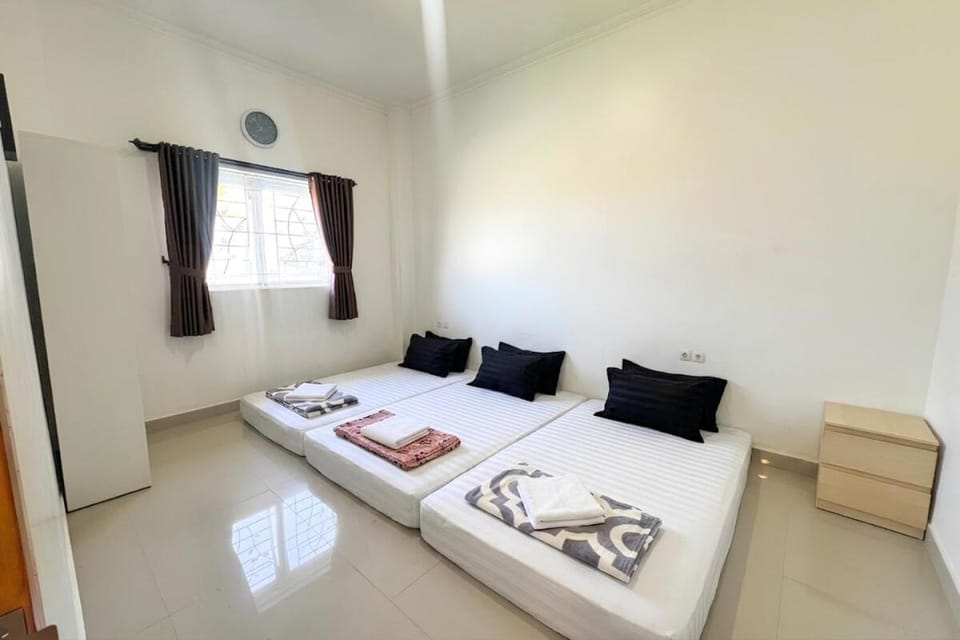 Cozy Hillside Home in Lembang Facility Billiards, Ping-Pong, BBQ Villa in Parongpong