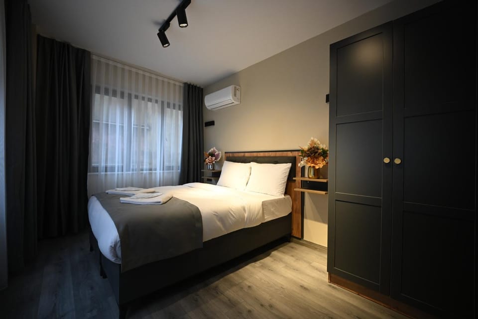 Bed, Photo of the whole room, Bedroom, wardrobe, air conditioner