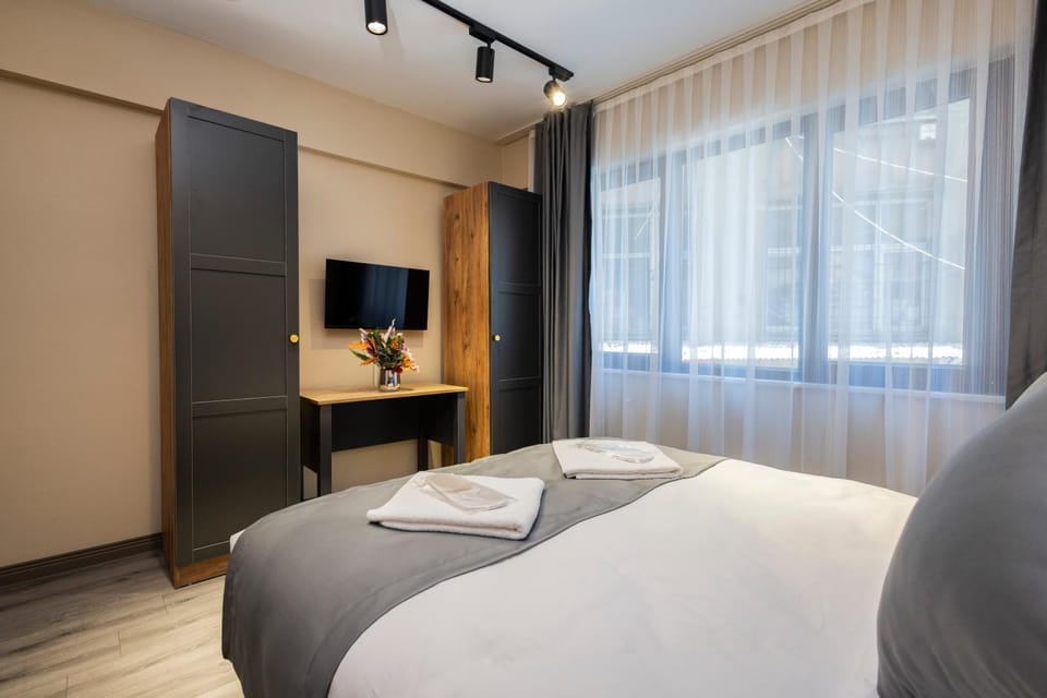 Bed, TV and multimedia, Photo of the whole room, Bedroom, towels