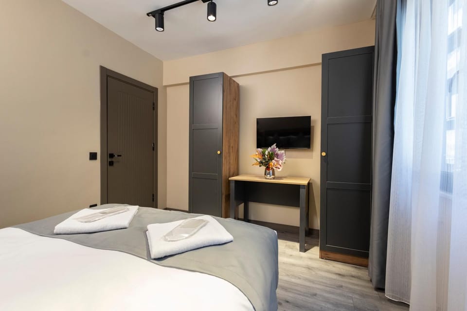 Bed, TV and multimedia, Photo of the whole room, Bedroom, towels, wardrobe