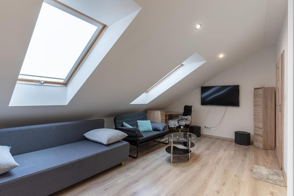 Communal lounge/ TV room, TV and multimedia, Living room, Seating area, Evening entertainment