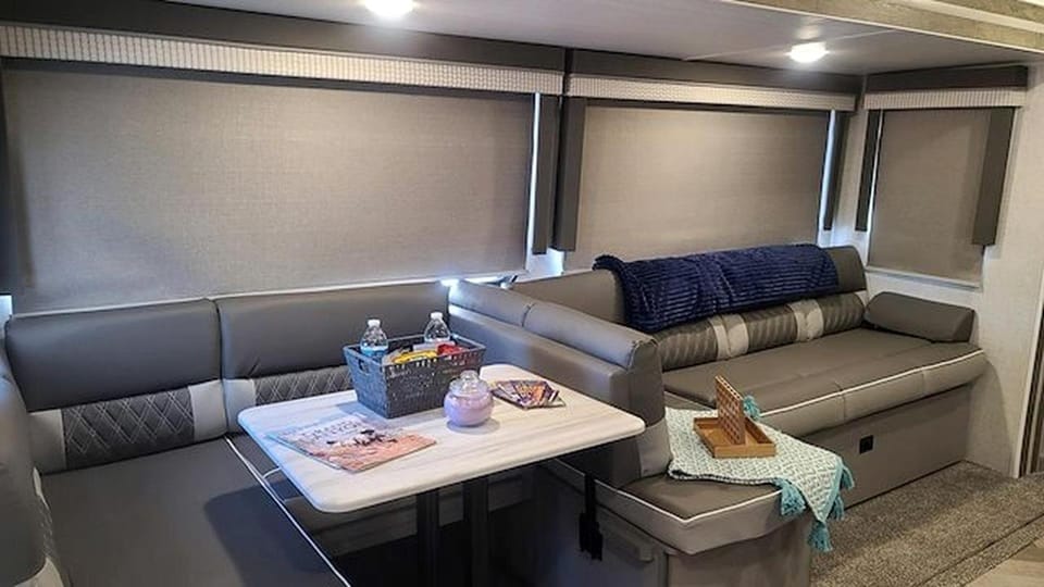 Family-Friendly Spacious RV Suite with Modern Kitchen, Fireplace & Private Deck Near Williams, Arizona House in Williams