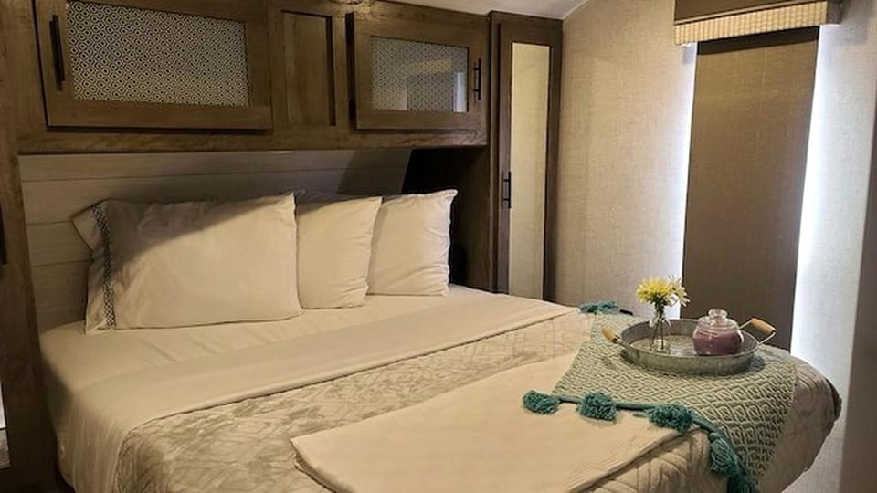 Family-Friendly Spacious RV Suite with Modern Kitchen, Fireplace & Private Deck Near Williams, Arizona House in Williams