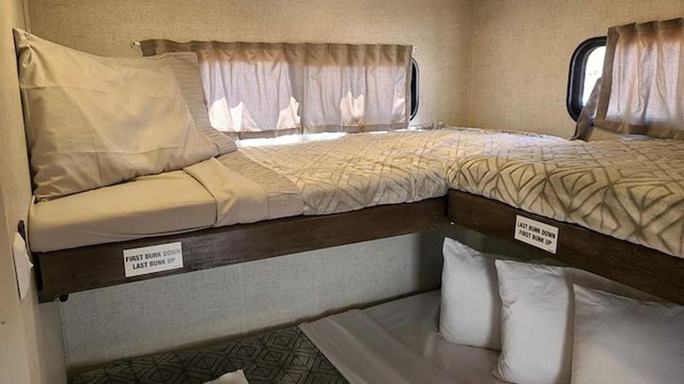 Family-Friendly Spacious RV Suite with Modern Kitchen, Fireplace & Private Deck Near Williams, Arizona House in Williams