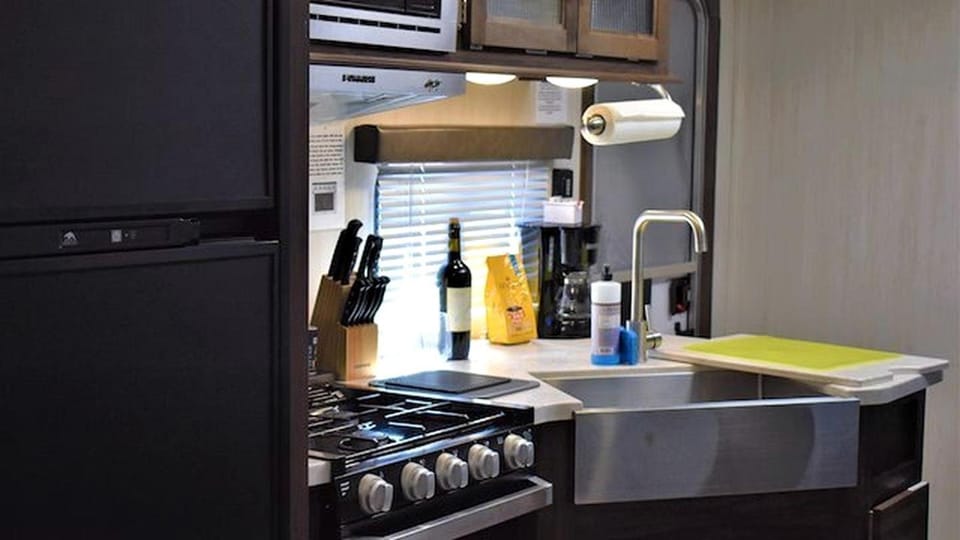 Spacious Family-Friendly RV Suite with Private Deck, Firepit & Fully Equipped Kitchen near Williams, Arizona House in Williams