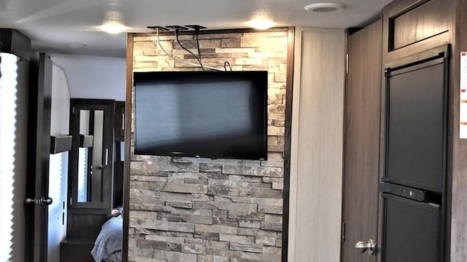 Spacious Family-Friendly RV Suite with Private Deck, Firepit & Fully Equipped Kitchen near Williams, Arizona House in Williams