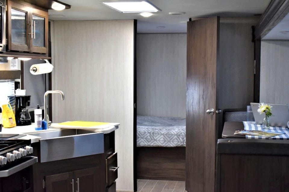 Spacious Family-Friendly RV Suite with Private Deck, Firepit & Fully Equipped Kitchen near Williams, Arizona House in Williams