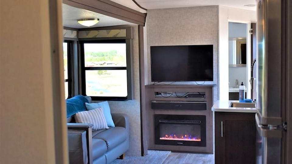 Luxury Glamping Suite with Private Deck, Firepit & Fireplace Near Williams, Arizona House in Williams